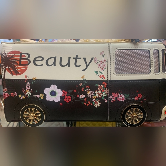 Big Bus Beauty Handbag 🚌 - Picture 3 of 6